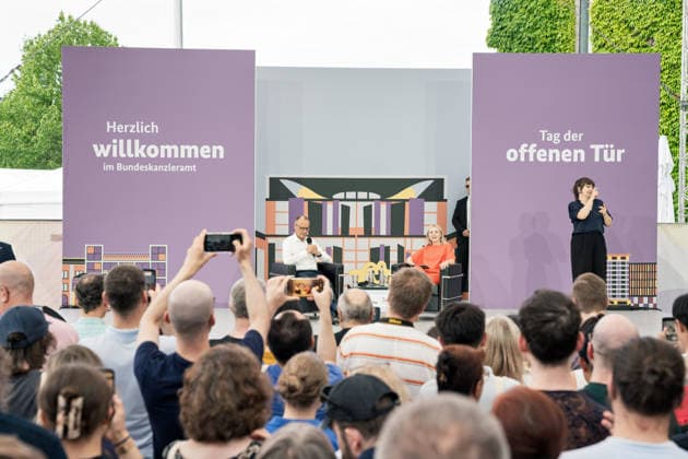 Berlin, 21.06.2026 Tag der offenen Tür der Bundesregierung im Bundeskanzleramt. Bundeskanzler Friedrich Merz steht auf der Bühne und stellt sich den Fragen des Publikums. *** Berlin, June 21, 2026