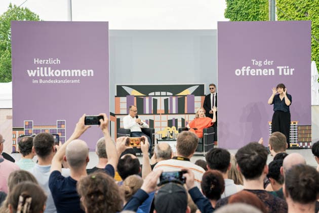 Berlin, 21.06.2026 Tag der offenen Tür der Bundesregierung im Bundeskanzleramt. Bundeskanzler Friedrich Merz steht auf der Bühne und stellt sich den Fragen des Publikums. *** Berlin, June 21, 2026