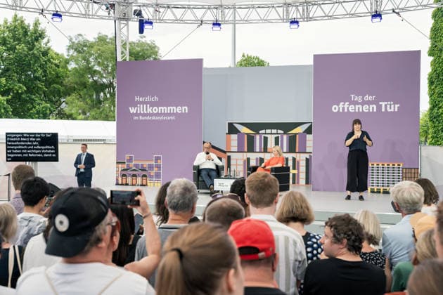 Berlin, 21.06.2026 Tag der offenen Tür der Bundesregierung im Bundeskanzleramt. Bundeskanzler Friedrich Merz steht auf der Bühne und stellt sich den Fragen des Publikums. *** Berlin, June 21, 2026