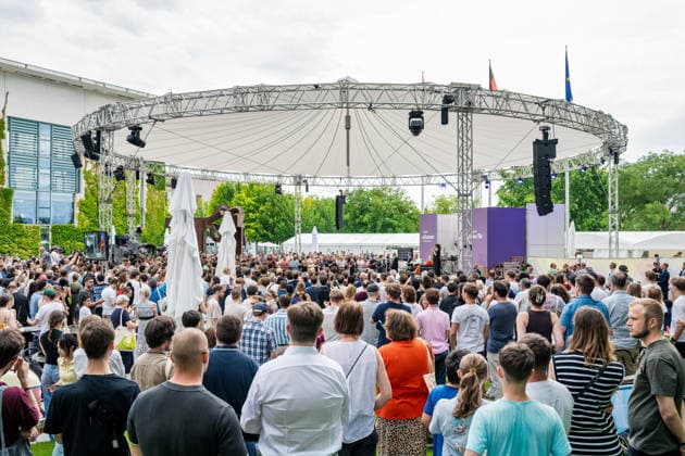 Berlin, 21.06.2026 Tag der offenen Tür der Bundesregierung im Bundeskanzleramt. Bundeskanzler Friedrich Merz steht auf der Bühne und stellt sich den Fragen des Publikums. *** Berlin, June 21, 2026