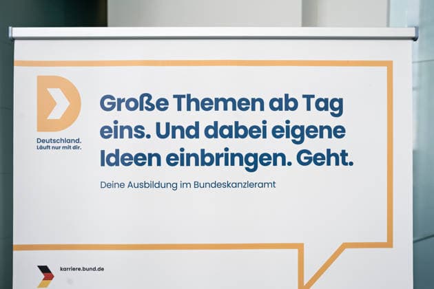 Berlin, 21.06.2026 Tag der offenen Tür der Bundesregierung im Bundeskanzleramt.Ausbildung im Kanzleramt *** Berlin, June 21, 2026 Federal Government Open House at the Federal Chancellery Training at the Chancellery,detected_source_language