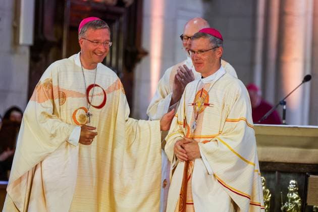 Der katholische Theologe Heiner Wilmer wird im Muensteraner Dom offiziell als 77. Bischof von Muenster in sein Amt eingefuehrt (Foto vom 21.06.2026, im Bild: Bischof Michael Gerber und Bischof Heiner Wilmer (v.l.n.r.)). Er folgt an der Spitze des mitgliederstaerksten deutschen Bistums mit rund 1,6 Millionen Katholiken auf Felix Genn. Dieser war im Maerz 2025 mit 75 Jahren aus Altersgruenden als Muensteraner Bischof zurueckgetreten. Wilmer war bislang Bischof von Hildesheim. Seit Ende Februar ist der 65-Jaehrige auch Vorsitzender der katholischen Deutschen Bischofskonferenz. (Siehe epd-Meldung vom 21.06.2026) EDITORIAL USE ONLY *** Catholic theologian Heiner Wilmer is officially installed as the 77th Bishop of Münster in Münster Cathedral. P Copyright: epd-bild DetlefxHeese epd-Amtseinfuehrung_Wilmer_n