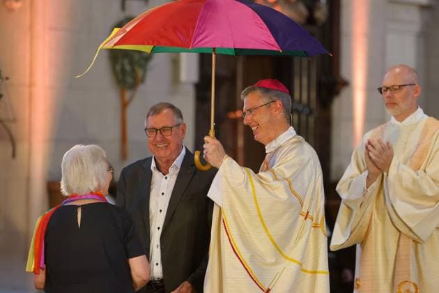 Der katholische Theologe Heiner Wilmer wird im Muensteraner Dom offiziell als 77. Bischof von Muenster in sein Amt eingefuehrt (Foto vom 21.06.2026, im Bild: Bischof Heiner Wilmer bekommt einen bunten Regenschirm geschenkt). Er folgt an der Spitze des mitgliederstaerksten deutschen Bistums mit rund 1,6 Millionen Katholiken auf Felix Genn. Dieser war im Maerz 2025 mit 75 Jahren aus Altersgruenden als Muensteraner Bischof zurueckgetreten. Wilmer war bislang Bischof von Hildesheim. Seit Ende Februar ist der 65-Jaehrige auch Vorsitzender der katholischen Deutschen Bischofskonferenz. (Siehe epd-Meldung vom 21.06.2026) EDITORIAL USE ONLY *** Catholic theologian Heiner Wilmer is officially installed as the 77th Bishop of Münster in Münster Cathedr Copyright: epd-bild DetlefxHeese epd-Amtseinfuehrung_Wilmer6