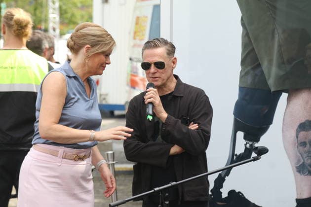 Julia Klöckner und Bryan Adams bei der Vorstellung der Foto-Ausstellung Verwundet des Künstlers Bryan Adams beim 2. Nationalen Veteranentag am Platz der Republik. Berlin, 21.06.2026 *** Julia Klöckner and Bryan Adams at the opening of the photo exhibition Verwundet by artist Bryan Adams on the 2nd National Veterans Day at Platz der Republik in Berlin, June 21, 2026,detected_source_language Copyright: xAgenturxMatthiasxWehnertx xM.xGränzdörferx