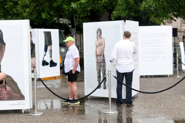 Vorstellung der Foto-Ausstellung Verwundet des Künstlers Bryan Adams beim 2. Nationalen Veteranentag am Platz der Republik. Berlin, 21.06.2026 *** Presentation of the photo exhibition Wounded by artist Bryan Adams on the 2nd National Veterans Day at Platz der Republik in Berlin, June 21, 2026,detected_source_language Foto:xAgenturxWehnertx xGränzdörferx xFuturexImagex adams_6601