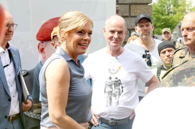 Julia Klöckner bei der Vorstellung der Foto-Ausstellung Verwundet des Künstlers Bryan Adams beim 2. Nationalen Veteranentag am Platz der Republik. Berlin, 21.06.2026 *** Julia Klöckner at the opening of the photo exhibition Verwundet by artist Bryan Adams on the 2nd National Veterans Day at Platz der Republik in Berlin, June 21, 2026,detected_source_language Foto:xAgenturxWehnertx xGränzdörferx xFuturexImagex adams_6602