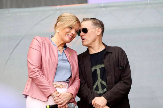Julia Klöckner und Bryan Adams bei der Vorstellung der Foto-Ausstellung Verwundet des Künstlers Bryan Adams beim 2. Nationalen Veteranentag am Platz der Republik. Berlin, 21.06.2026 *** Julia Klöckner and Bryan Adams at the opening of the photo exhibition Verwundet by artist Bryan Adams on the 2nd National Veterans Day at Platz der Republik in Berlin, June 21, 2026,detected_source_language Foto:xAgenturxWehnertx xGränzdörferx xFuturexImagex adams_6611