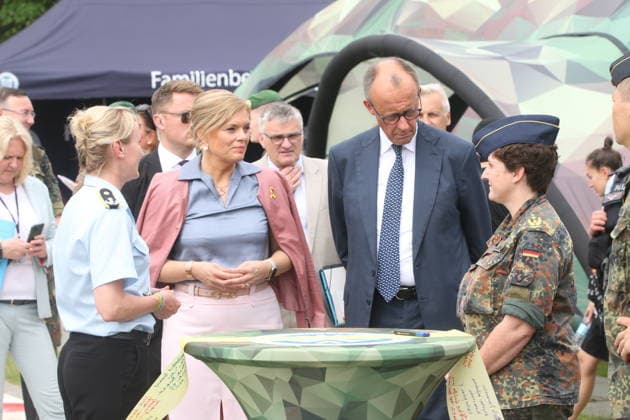 Bundeskanzler Friedrich Merz (CDU) und Bundestagspräsidentin Julia Klöckner (CDU) besuchen bei einem Rundgang einzelne Stände bei der Festveranstaltung zum 2. Nationalen Veteranentag. Deutschland feiert den 2. Nationalen Veteranentag mit einer großen Festveranstaltung rund um das Reichstagsgebäude. Berlin, 21.06.2026 *** Chancellor Friedrich Merz (CDU) and Bundestag President Julia Klöckner (CDU) visit individual booths during a tour of the festivities marking the 2nd National Veterans Day. Germany is celebrating the 2nd National Veterans Day with a large celebration around the Reichstag building in Berlin, June 21, 2026,detected_source_language Copyright: xAgenturxMatthiasxWehnertx xM.xGränzdörferx