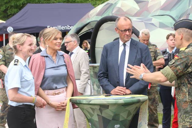 Bundeskanzler Friedrich Merz (CDU) und Bundestagspräsidentin Julia Klöckner (CDU) besuchen bei einem Rundgang einzelne Stände bei der Festveranstaltung zum 2. Nationalen Veteranentag. Deutschland feiert den 2. Nationalen Veteranentag mit einer großen Festveranstaltung rund um das Reichstagsgebäude. Berlin, 21.06.2026 *** Chancellor Friedrich Merz (CDU) and Bundestag President Julia Klöckner (CDU) visit individual booths during a tour of the festivities marking the 2nd National Veterans Day. Germany is celebrating the 2nd National Veterans Day with a large celebration around the Reichstag building in Berlin, June 21, 2026,detected_source_language Copyright: xAgenturxMatthiasxWehnertx xM.xGränzdörferx