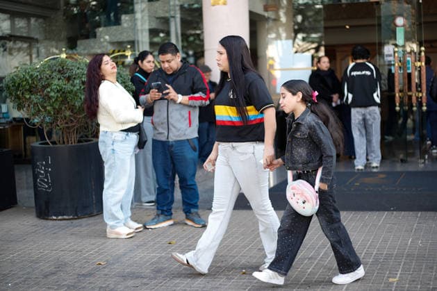 Santiago, June 21, 2026 Colombian citizens living in Chile arrive at the Regal Pacific Hotel in Las Condes to vote in the second round of Colombia’s presidential election. Diego Martin Aton, Chile, Aton 1166831 jpeg,detected_source_language  Copyright: DiegoxMartin