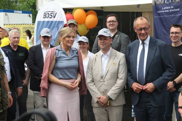 Bundeskanzler Friedrich Merz (CDU) und Bundestagspräsidentin Julia Klöckner (CDU) besuchen bei einem Rundgang einzelne Stände bei der Festveranstaltung zum 2. Nationalen Veteranentag. Deutschland feiert den 2. Nationalen Veteranentag mit einer großen Festveranstaltung rund um das Reichstagsgebäude. Berlin, 21.06.2026 *** Chancellor Friedrich Merz (CDU) and Bundestag President Julia Klöckner (CDU) visit individual booths during a tour of the festivities marking the 2nd National Veterans Day. Germany is celebrating the 2nd National Veterans Day with a large celebration around the Reichstag building in Berlin, June 21, 2026,detected_source_language Copyright: xAgenturxMatthiasxWehnertx xM.xGränzdörferx