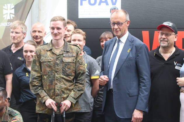 Bundeskanzler Friedrich Merz (CDU) besucht bei einem Rundgang einzelne Stände bei der Festveranstaltung zum 2. Nationalen Veteranentag. Deutschland feiert den 2. Nationalen Veteranentag mit einer großen Festveranstaltung rund um das Reichstagsgebäude. Berlin, 21.06.2026 *** Chancellor Friedrich Merz of the CDU visits individual booths during a tour of the festivities marking the 2nd National Veterans Day. Germany celebrates the 2nd National Veterans Day with a large celebration around the Reichstag building in Berlin, June 21, 2026,detected_source_language Copyright: xAgenturxMatthiasxWehnertx xM.xGränzdörferx