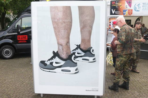 Vorstellung der Foto-Ausstellung Verwundet des Künstlers Bryan Adams beim 2. Nationalen Veteranentag am Platz der Republik. Berlin, 21.06.2026 *** Presentation of the photo exhibition Wounded by artist Bryan Adams on the 2nd National Veterans Day at Republic Square in Berlin, June 21, 2026,detected_source_language Copyright: xAgenturxMatthiasxWehnertx xM.xGränzdörferx