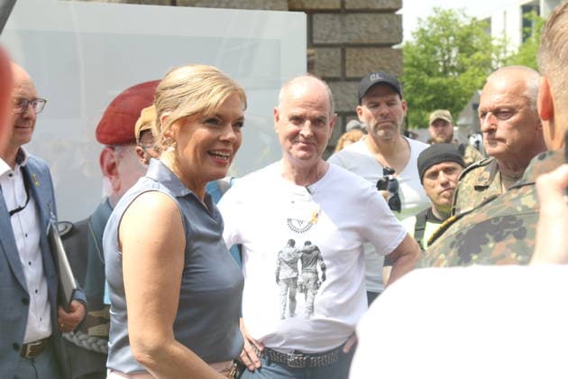Julia Klöckner bei der Vorstellung der Foto-Ausstellung Verwundet des Künstlers Bryan Adams beim 2. Nationalen Veteranentag am Platz der Republik. Berlin, 21.06.2026 *** Julia Klöckner at the opening of the photo exhibition Verwundet by artist Bryan Adams on the 2nd National Veterans Day at Platz der Republik in Berlin, June 21, 2026,detected_source_language Copyright: xAgenturxMatthiasxWehnertx xM.xGränzdörferx