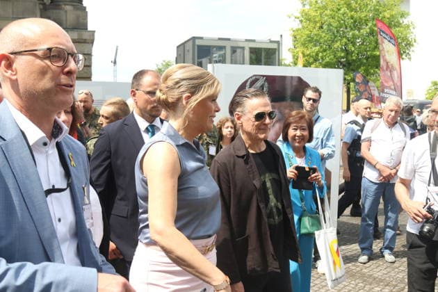 Julia Klöckner und Bryan Adams bei der Vorstellung der Foto-Ausstellung Verwundet des Künstlers Bryan Adams beim 2. Nationalen Veteranentag am Platz der Republik. Berlin, 21.06.2026 *** Julia Klöckner and Bryan Adams at the opening of the photo exhibition Verwundet by artist Bryan Adams on the 2nd National Veterans Day at Platz der Republik in Berlin, June 21, 2026,detected_source_language Copyright: xAgenturxMatthiasxWehnertx xM.xGränzdörferx