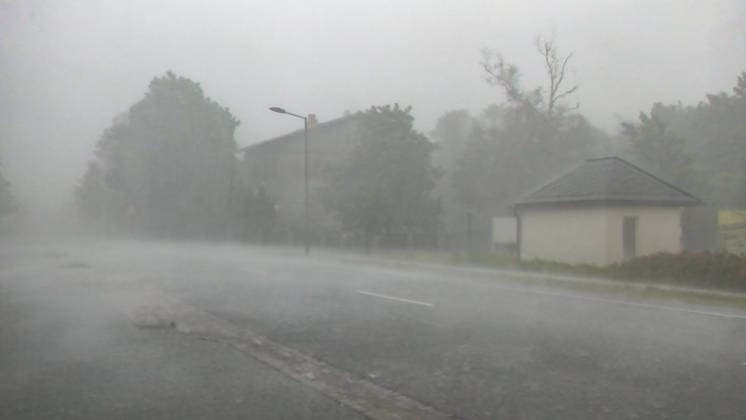 Eine heftige Unwetterfront beendete das heiße Sommerwetter in Ostdeutschland. Gegen 18 Uhr zogen schwere Unwetter über Bautzen in Richtung Görlitz. Extrem heftiger Starkregen und schwere Sturmböen es kam zu Überflutungen. Autofahrer suchten Schutz unter Tankstellen. Badegäste flüchteten vor dem Unwetter. Außerdem gab es extrem heftige Blitze. Herrnhut Sachsen Deutschland *** A violent storm front brought an end to the hot summer weather in eastern Germany. Around 6 p.m., severe storms swept across Bautzen toward Görlitz. Extremely heavy rain and strong gusts of wind caused flooding. Drivers sought shelter at gas stations, and swimmers fled from the storm. There was also extremely intense lightning in Herrnhut, Saxony, Germany,d