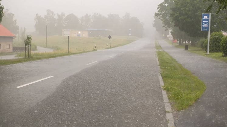 Eine heftige Unwetterfront beendete das heiße Sommerwetter in Ostdeutschland. Gegen 18 Uhr zogen schwere Unwetter über Bautzen in Richtung Görlitz. Extrem heftiger Starkregen und schwere Sturmböen es kam zu Überflutungen. Autofahrer suchten Schutz unter Tankstellen. Badegäste flüchteten vor dem Unwetter. Außerdem gab es extrem heftige Blitze. Herrnhut Sachsen Deutschland *** A violent storm front brought an end to the hot summer weather in eastern Germany. Around 6 p.m., severe storms swept across Bautzen toward Görlitz. Extremely heavy rain and strong gusts of wind caused flooding. Drivers sought shelter at gas stations, and swimmers fled from the storm. There was also extremely intense lightning in Herrnhut, Saxony, Germany,d