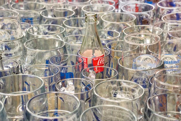 Starker Durst bei großer Hitze: viele leere Bierkrüge stehen dicht an dicht, mitten zwischen den Maßkrügen eine leere Flasche Coca Cola, alkoholische und alkoholfreie Durstlöscher, München, Juni 2026 Deutschland, München, Juni 2026, starker Durst bei großer Hitze: Dutzende ausgetrunkene Bierkrüge stehen dicht an dicht, mitten zwischen den Maßkrügen eine leere Flasche Coca Cola, alkoholische und alkoholfreie Durstlöscher, viel trinken bei Hitze,, Erfrischungen und ein kühles Bier in einem Münchner Biergarten, die gebrauchten Gläser müssen gespült werden, Augustiner, schönes Wetter, Sommer, Sommeranfang, Bayern, *** Intense thirst in the sweltering heat; many empty beer mugs stand side by side, with an empty Coca-Cola bottle
