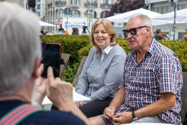 Tag der offenen Tür: Auf einen Blick hinter die Kulissen des Regierungsviertels. Deutschöand, Berlin am 21. Juni, 2026: Bärbel Bas (SPD) mischt sich unter die Bürger vor dem Bundesministerium Arbeit und Soziales auf der Anton-Wilhelm-Amo-Strasse Zitenplatz in Berlin-Mitte. *** Open House