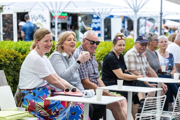 Deutschöand, Berlin am 21. Juni, 2026: Bärbel Bas (SPD) mischt sich unter die Bürger vor dem Bundesministerium Arbeit und Soziales auf der Anton-Wilhelm-Amo-Strasse Zitenplatz in Berlin-Mitte. *** Germany, Berlin, June 21, 2026