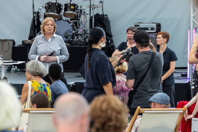 Tag der offenen Tür: Auf einen Blick hinter die Kulissen des Regierungsviertels. Deutschöand, Berlin am 21. Juni, 2026: Bärbel Bas (SPD) im direkten Austausch mit besorgten Bürgerinnen und Bürgern am Tag der offenen Tür des Bundesministeriums für Arbeit und Soziales. *** Open House