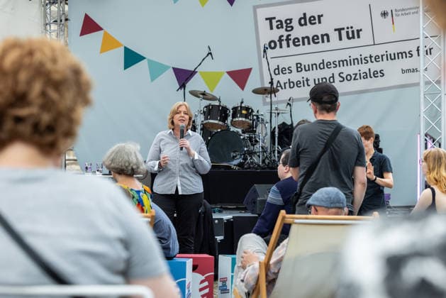 Tag der offenen Tür: Auf einen Blick hinter die Kulissen des Regierungsviertels. Deutschöand, Berlin am 21. Juni, 2026: Bärbel Bas (SPD) im direkten Austausch mit besorgten Bürgerinnen und Bürgern am Tag der offenen Tür des Bundesministeriums für Arbeit und Soziales. *** Open House