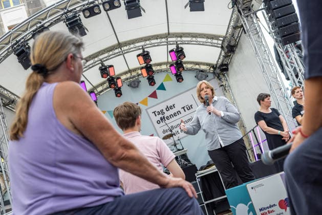 Tag der offenen Tür: Auf einen Blick hinter die Kulissen des Regierungsviertels. Deutschöand, Berlin am 21. Juni, 2026: Bärbel Bas (SPD) im direkten Austausch mit besorgten Bürgerinnen und Bürgern am Tag der offenen Tür des Bundesministeriums für Arbeit und Soziales. *** Open House