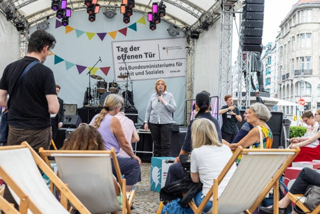 Tag der offenen Tür: Auf einen Blick hinter die Kulissen des Regierungsviertels. Deutschöand, Berlin am 21. Juni, 2026: Bärbel Bas (SPD) im direkten Austausch mit besorgten Bürgerinnen und Bürgern am Tag der offenen Tür des Bundesministeriums für Arbeit und Soziales. *** Open House