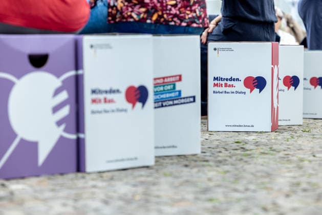 Tag der offenen Tür: Auf einen Blick hinter die Kulissen des Regierungsviertels. Deutschöand, Berlin am 21. Juni, 2026: Sitzboxen aus Pappe für das Format Mitreden. Mit Bas. am Tag der offenen Tür des Bundesministeriums für Arbeit und Soziales. *** Open House