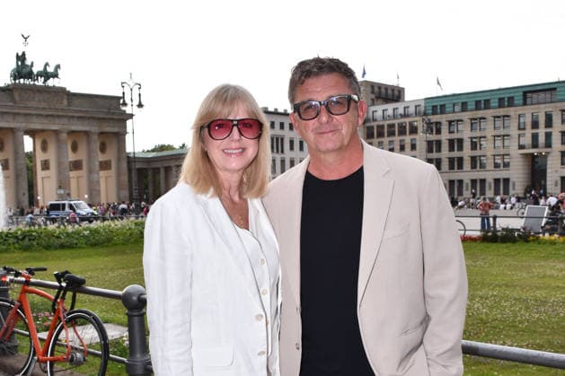 Hans Sigl und seine Ehefrau Susanne Kemmler beim Felix Burda Award am 21.06.2026 im Axika in Berlin Hans Sigl and his wife Susanne Kemmler attend the Felix Burda Award ceremony on June 21, 2026 at the Axika in Berlin, Germany Felix Burda Award in Berlin *** Hans Sigl and his wife Susanne Kemmler at the Felix Burda Award ceremony on June 21, 2026, at the Axika in Berlin Hans Sigl and his wife Susanne Kemmler attend the Felix Burda Award ceremony on June 21, 2026 at the Axika in Berlin, Germany Felix Burda Award in Berlin,detected_source_language 