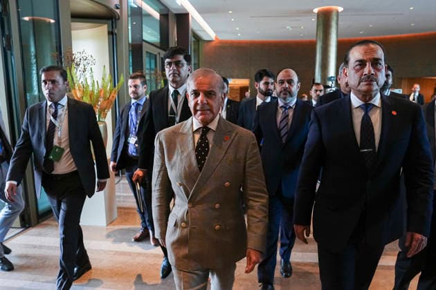 Zurich Switzerland Iran-US Talks Pakistan s Prime Minister Shehbaz Sharif walks with members of his delegation before a meeting with Iranian parliament speaker Mohammad Bagher Ghalibaf in Zurich, Switzerland, on June 21, 2026. The meeting takes place on the sidelines of Iran-US talks aimed at easing tensions between Tehran and Washington, with Pakistan and Qatar involved in mediation efforts. Zurich Zurich Switzerland Copyright: xHamedxMalekpourx