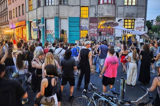 Berlin, Deutschland, 21.06.2026: Fete de la Musique: Menschen tanzen im Bezirk Kreuzberg nahe Rio-Reiser-Platz auf der Straße, ein DJ legt auf *** Berlin, Germany, June 21, 2026 Fête de la Musique People are dancing in the streets of the Kreuzberg district near Rio Reiser Platz; a DJ is spinning tunes,detected_source_language Copyright: xdtsxNachrichtenagenturx dts_124308