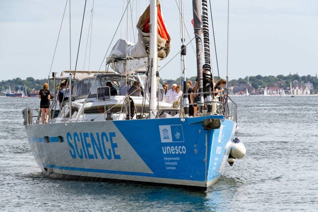 Bundespräsident Steinmeier in Kiel Anlässlich der Kieler Woche 2026 ist Bundespräsident Frank-Walter Steinmeier in der Landeshauptstadt Kiel. Er und seine Frau Elke Büdenbender nehmen an einer kurzen Ausfahrt auf dem neuen Forschungs - Segler Malizia Explorer von Boris Hermann auf der Kieler Förde Teil Kiel Schilksee Olympiahafen Schleswig-Holstein Deutschland *** Federal President Steinmeier in Kiel On the occasion of Kiel Week 2026, Federal President Frank Walter Steinmeier is visiting the state capital of Kiel. He and his wife, Elke Büdenbender, are taking part in a short sail on Boris Hermann’s new research sailboat, the Malizia Explorer, on the Kiel Fjord. Kiel, Schilksee, Olympic Port, Schleswig-Holstein, Germany,detected_sourc