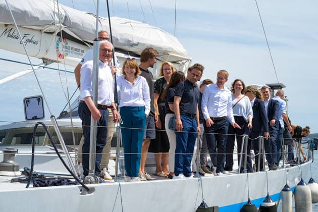 Bundespräsident Steinmeier in Kiel Anlässlich der Kieler Woche 2026 ist Bundespräsident Frank-Walter Steinmeier in der Landeshauptstadt Kiel. Er und seine Frau Elke Büdenbender nehmen an einer kurzen Ausfahrt auf dem neuen Forschungs - Segler Malizia Explorer von Boris Hermann auf der Kieler Förde Tei. An Bord ebenfalls der Kieler Oberbürgermeister Samet Ylmazund Schleswig-Holsteins Ministerpräsident Günther nebst Ehefrauen. Kiel Schilksee Olympiahafen Schleswig-Holstein Deutschland *** Federal President Steinmeier in Kiel On the occasion of Kiel Week 2026, Federal President Frank Walter Steinmeier is visiting the state capital of Kiel. He and his wife, Elke Büdenbender, are taking a short cruise on Boris Hermann’s new research sa