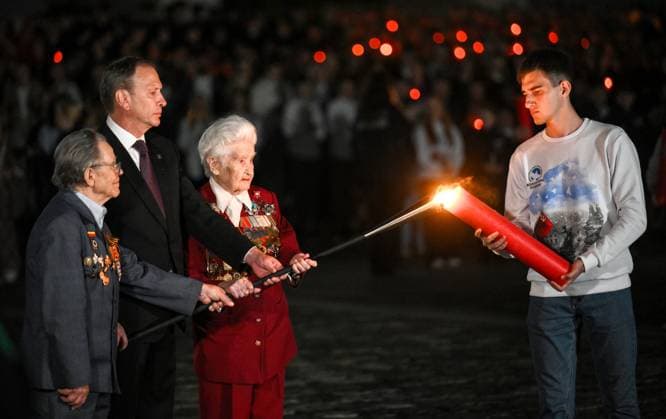 CIS WWII Memory and Sorrow Day 9193121 22.06.2026 People attend a Candle of Memory event on the eve of the Day of Memory and Sorrow, marking the 85th anniversary of the Nazi German invasion of the Soviet Union during the World War Two, outside the Victory Museum on Poklonnaya Gora in Moscow, Russia. Vladimir Astapkovich Sputnik Moscow Russia  Copyright: xVladimirxAstapkovichx