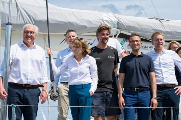 Bundespräsident Steinmeier in Kiel Anlässlich der Kieler Woche 2026 ist Bundespräsident Frank-Walter Steinmeier in der Landeshauptstadt Kiel. Er und seine Frau Elke Büdenbender nehmen an einer kurzen Ausfahrt auf dem neuen Forschungs - Segler Malizia Explorer von Boris Hermann auf der Kieler Förde Tei. An Bord ebenfalls der Kieler Oberbürgermeister Samet Ylmazund Schleswig-Holsteins Ministerpräsident Günther nebst Ehefrauen. Kiel Schilksee Olympiahafen Schleswig-Holstein Deutschland *** Federal President Steinmeier in Kiel On the occasion of Kiel Week 2026, Federal President Frank Walter Steinmeier is visiting the state capital of Kiel. He and his wife, Elke Büdenbender, are taking a short cruise on Boris Hermann’s new research sa
