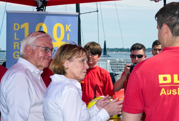 Bundespräsident Steinmeier in Kiel Anlässlich der Kieler Woche 2026 ist Bundespräsident Frank-Walter Steinmeier in der Landeshauptstadt Kiel. Hier besuchen er und seine Frau Elke Büdenbender den Kieler-Woche-Stützpunkt der deutschen Lebens-Rettungs-Gesellschaft e.V. - DLFG - am Olympiahafen Schillksee und spricht mit den Helfern bei 30 Grad Hitze unter einem Pavillon. Kiel Schilksee Olympiahafen Schleswig-Holstein Deutschland *** Federal President Steinmeier in Kiel On the occasion of Kiel Week 2026, Federal President Frank Walter Steinmeier is in the state capital of Kiel. Here, he and his wife, Elke Büdenbender, are visiting the German Life-Saving Society (DLFG) Kiel Week base at the Olympic Harbor in Schilksee and speaking with the
