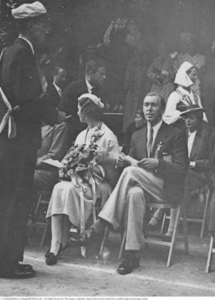 Olympische Spiele 1936 in Berlin. Die Olympischen Sommerspiele 1936 (deutsch: Olympische Sommerspiele 1936), offiziell bekannt als Spiele der XI. Olympiade) und allgemein bekannt als Berlin 1936 , waren eine internationale Multisportveranstaltung, die vom 1. bis 16. August 1936 in Berlin, Deutschland, stattfand. Auf dem Bild ist Kronprinz Gustaf Adolf (1906–1947) mit seiner Frau Sibylla bei einem Empfang für die schwedische Olympiamannschaft zu sehen Berlin Olympics 1936. The 1936 Summer Olympics (German: Olympische Sommerspiele 1936), officially known as the Games of the XI Olympiad (German: Spiele der XI. Olympiade) and commonly known as Berlin 1936, were an international multi-sport event held from 1 to 16 August 1936 in Berlin, Ge Copyright: imageBROKER Sjoberg ibljsj18095911.jpg