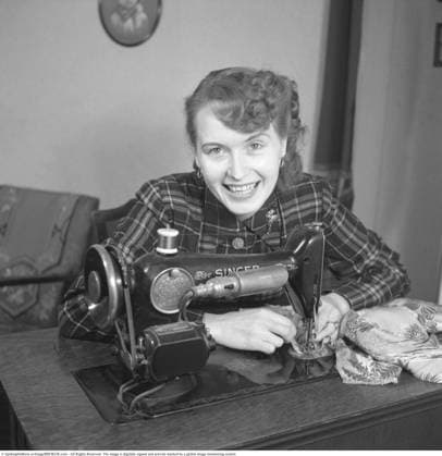 Silvija Bardh, Schauspielerin (1925–2018) . Auf dem Foto ist sie 1951 zu Hause an einer elektrischen Singer Nähmaschine zu sehen. Conard, Nr. 1598 Silvija Bardh, actress (1925-2018) Pictured at home at an electric Singer sewing machine 1951. Conard ref 1598 Copyright: imageBROKER Sjoberg ibljsj18095922.jpg