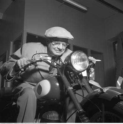 Besuch der Motorradfabrik im Jahr 1952. Das Motorrad auf dem Bild ist eine NV 20 Gold Medal – die Sensation der Motorradsaison 1951. Elon Forsberg gewann mit genau diesem Modell im Oktober 1951 Gold beim Internationalen Sechstagerennen in Varese, Italien. Die NV 20 wurde als Motorrad der Mittelklasse eingestuft und war für zwei Fahrer zugelassen. Sie verfügte über die von Nymans patentierte Hinterradaufhängung und eine selbstschmierende Teleskop Vorderradgabel. Angetrieben wurde das Motorrad von einem 147 ccm Sachs Motor, der bei 5.000 U min 6 hp leistete, sowie einem Vierganggetriebe, bei dem der vierte Gang als Overdrive diente. Die Höchstgeschwindigkeit betrug etwa 85 km h (53 mph) . Es war mit einem Freilauf Scheinwerfer und einem im S Copyright: imageBROKER Sjoberg ibljsj18096301.jpg