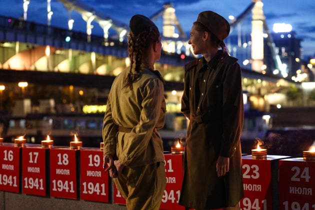 RUSSIA, MOSCOW - JUNE 21, 2026: Attemdees pf an event titled Line of Remembrance at Krymskaya Naberezhnaya Street. Attendees lit 1418 candles to commemorate every day of the Great Patriotic War (the Eastern Front of WWII). Sergei Bulkin TASS  94116991