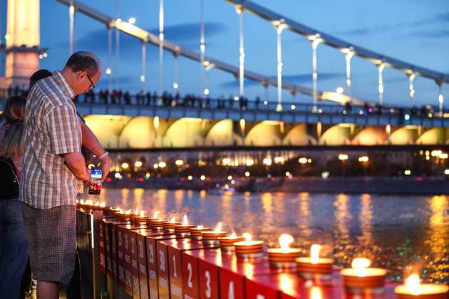 RUSSIA, MOSCOW - JUNE 21, 2026: Attendees of an event titled Line of Remembrance at Krymskaya Naberezhnaya Street. Attendees lit 1418 candles to commemorate every day of the Great Patriotic War (the Eastern Front of WWII). Sergei Bulkin TASS  94117034