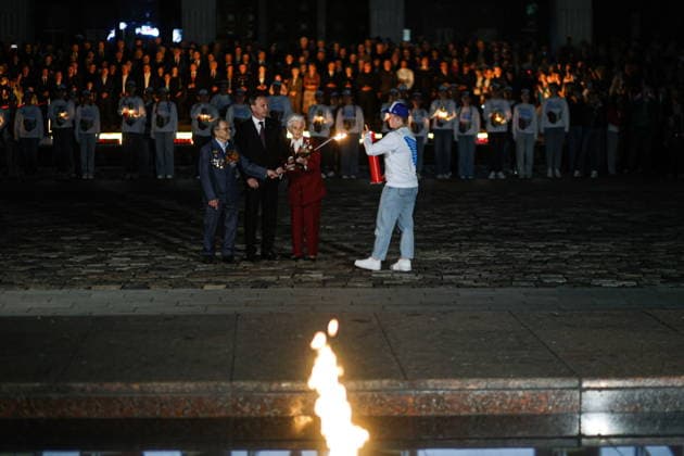 RUSSIA, MOSCOW - JUNE 21, 2026: People take part in an event titled Candle of Remembrance at Victory Museum. The event commemorates the 85th anniversary of Nazi Germany s invasion of the Soviet Union in WWII. Mikhail Tereshchenko TASS  94120886