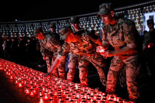RUSSIA, MOSCOW - JUNE 21, 2026: People take part in an event titled Candle of Remembrance at Victory Museum. The event commemorates the 85th anniversary of Nazi Germany s invasion of the Soviet Union in WWII Moscow Russia  - ZUMAt113 20260621_zaa_t113_342 Copyright: xMikhailxTereshchenkox
