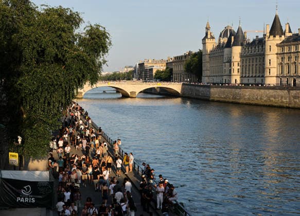 (260622) -- PARIS, June 22, 2026 -- People enjoy their leisure time by the Seine River in Paris, France, June 21, 2026. France celebrated its annual Fete de la Musique (music day) on Sunday. Amid hot weather, many residents and tourists gathered along the banks of the Seine River in Paris to relax and escape the heat. ) FRANCE-PARIS-SUMMER-DAILY LIFE WuxHuiwo 