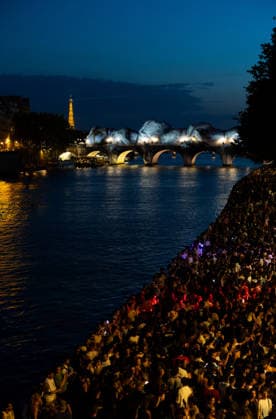 (260622) -- PARIS, June 22, 2026 -- People attend a Fete de la Musique event near Pont Neuf bridge over the Seine River in Paris, France, June 21, 2026. France celebrated its annual Fete de la Musique (music day) on Sunday. Amid hot weather, many residents and tourists gathered along the banks of the Seine River in Paris to relax and escape the heat. ) FRANCE-PARIS-SUMMER-DAILY LIFE WuxHuiwo 