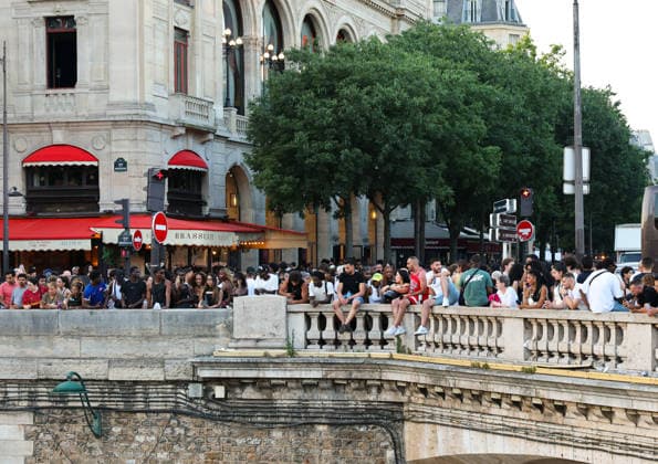 (260622) -- PARIS, June 22, 2026 -- People enjoy their leisure time by the Seine River in Paris, France, June 21, 2026. France celebrated its annual Fete de la Musique (music day) on Sunday. Amid hot weather, many residents and tourists gathered along the banks of the Seine River in Paris to relax and escape the heat. ) FRANCE-PARIS-SUMMER-DAILY LIFE WuxHuiwo 