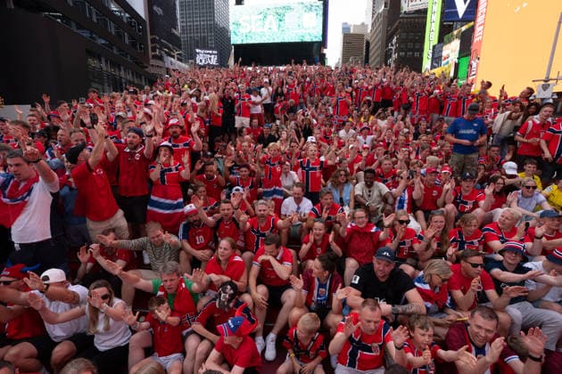 Norway national football team supporters gather in Times Square ahead of World Cup match NEW YORK, UNITED STATES - JUNE 21: Norwegian national football team supporters gather on the iconic red steps in Times Square ahead of Monday s FIFA World Cup match, creating a festive atmosphere with chants and traditional rowing celebrations as fans dressed in red and waving flags filled the famous Manhattan landmark in New York, United States on June 21, 2026. Lokman Vural Elibol Anadolu New York United States. Editorial use only. Please get in touch for any other usage.  Copyright: x2026xAnadoluxLokmanxVuralxElibolx