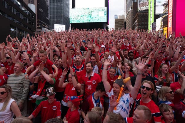 Norway national football team supporters gather in Times Square ahead of World Cup match NEW YORK, UNITED STATES - JUNE 21: Norwegian national football team supporters gather on the iconic red steps in Times Square ahead of Monday s FIFA World Cup match, creating a festive atmosphere with chants and traditional rowing celebrations as fans dressed in red and waving flags filled the famous Manhattan landmark in New York, United States on June 21, 2026. Lokman Vural Elibol Anadolu New York United States. Editorial use only. Please get in touch for any other usage.  Copyright: x2026xAnadoluxLokmanxVuralxElibolx
