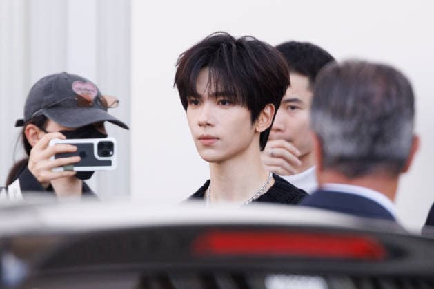 News - Prada - Arrivals - Milan Fashion Week - Menswear Spring Summer 2027 MILAN, ITALY - JUNE 21, 2026: Yu Chengen leaves the Prada fashion show during the Milan Fashion Week - Menswear Spring Summer 2027 on June 21, 2026 in Milan, Italy. Photo: Cinzia Camela. Milan Fondazione Prada Italy Copyright: xCinziaxCamelax xLiveMediax LPN_2530020